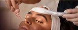 Paciente recibiendo un tratamiento facial en cabina
